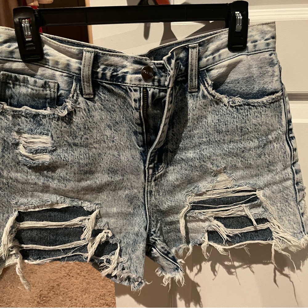 SIZE MEDIUM HIGH RISE DISTRESSED ACID WASH DENIM SHORTS - Picture 5 of 6